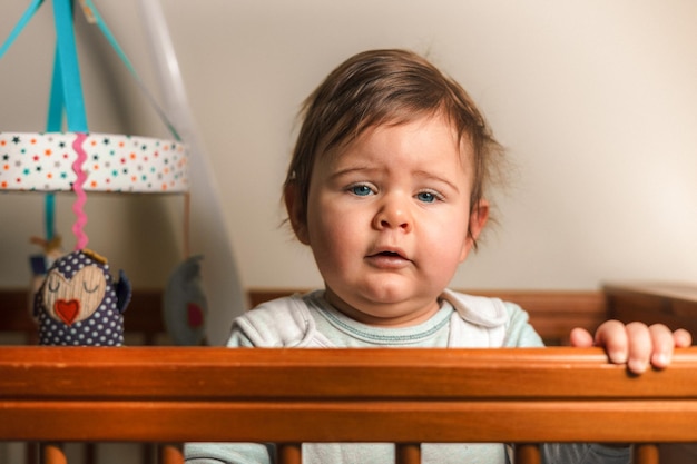 Retrato en primer plano de un niño lindo en casa