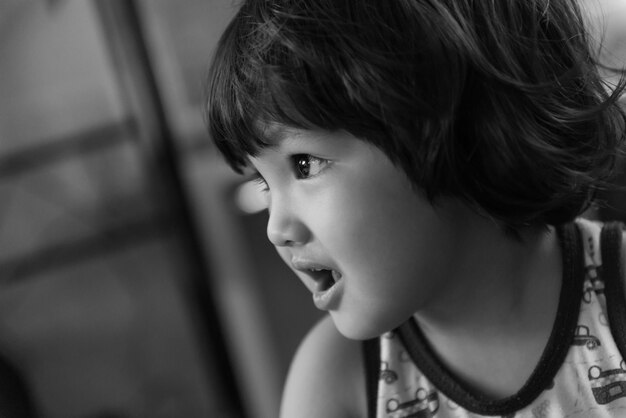 Retrato en primer plano de un niño lindo en casa