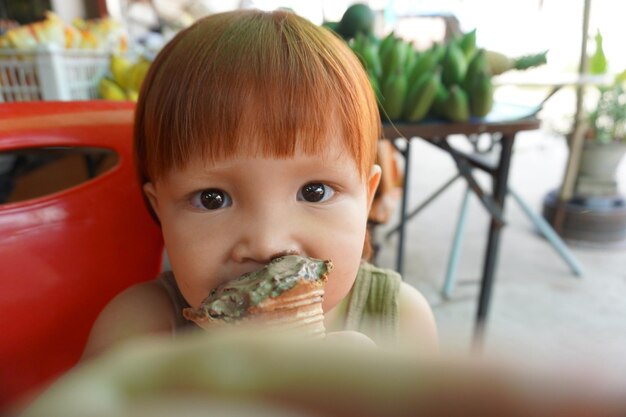 Foto retrato en primer plano de un niño lindo comiendo comida