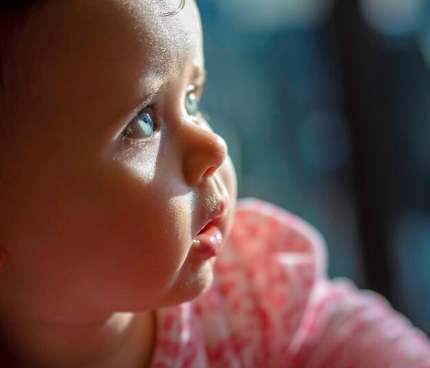 Retrato en primer plano de un niño lindo mirando hacia otro lado