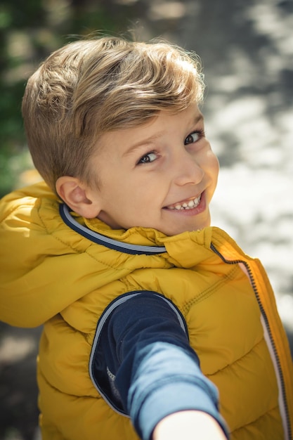 Retrato en primer plano de un niño lindo sonriente con ropa cálida