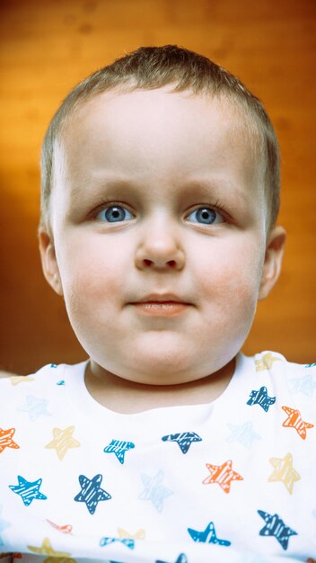 Foto retrato en primer plano de un niño lindo