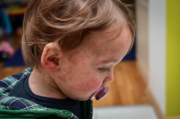 Foto retrato en primer plano de un niño mirando lejos en casa