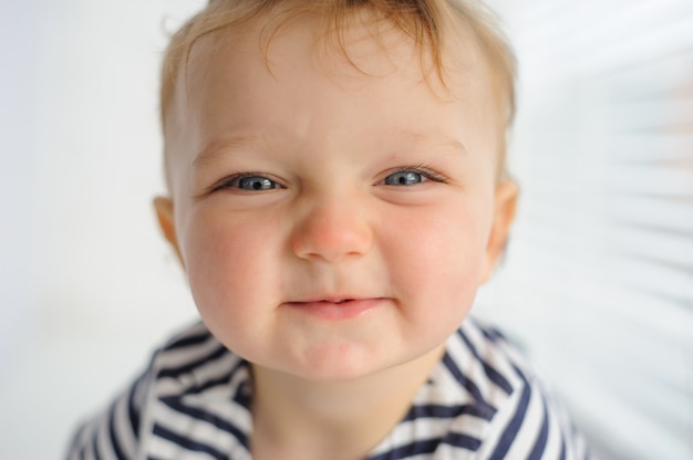 Foto retrato de primer plano de un niño pequeño.