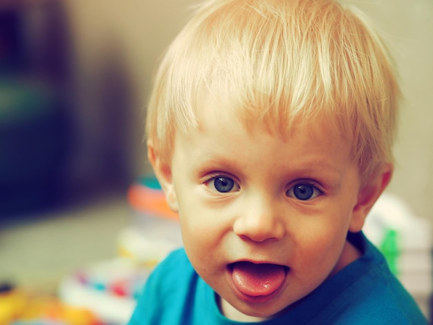 Foto retrato en primer plano de un niño sacando la lengua