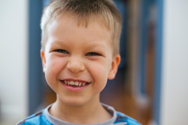 Retrato en primer plano de un niño sonriente