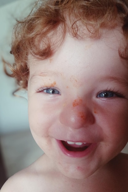 Retrato en primer plano de un niño sonriente