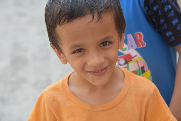 Foto retrato en primer plano de un niño sonriente