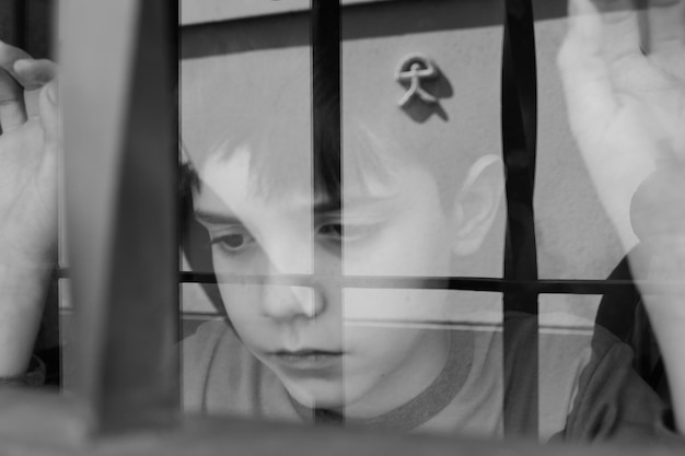 Foto retrato en primer plano de un niño en la ventana