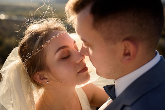 Retrato de primer plano de la novia y el novio un momento antes del beso.