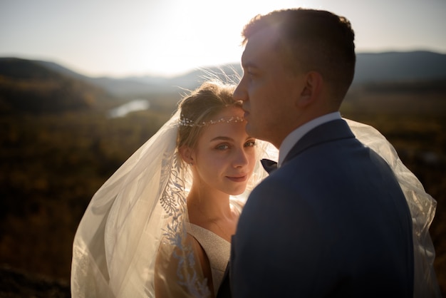 Retrato de primer plano de la novia y el novio un momento antes del beso.