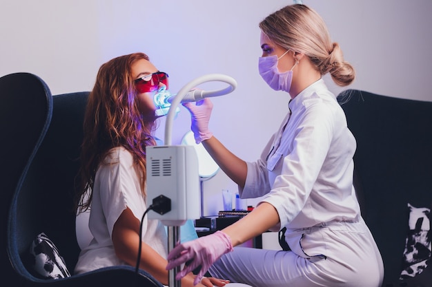 Retrato de primer plano de una paciente en el dentista en la clínica.