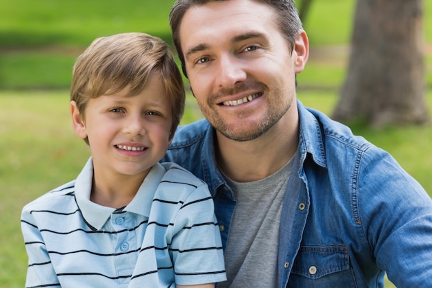 Retrato de primer plano de padre y niño en el parque