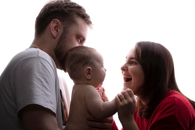 Retrato en primer plano de padres jóvenes y bebé