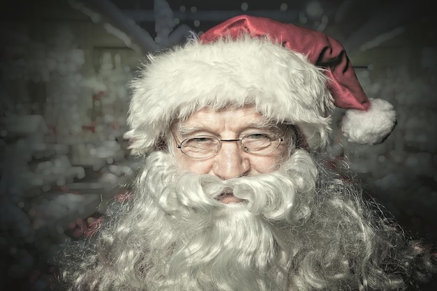 Retrato en primer plano de Papá Noel contra la pared