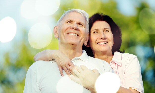 Retrato de primer plano de una pareja de ancianos abrazándose en el parque