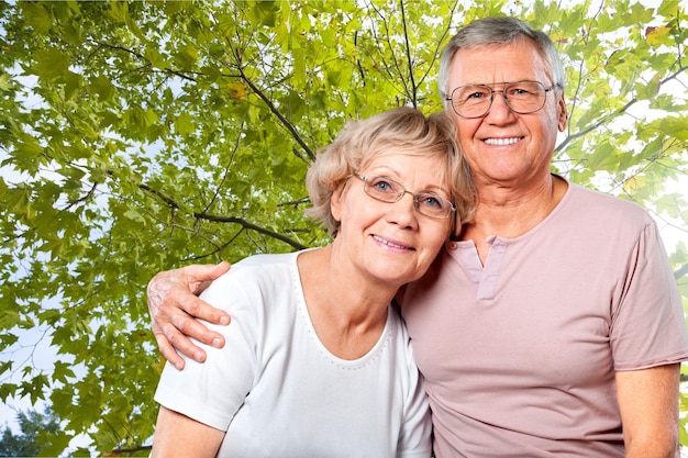 Retrato de primer plano de una pareja de ancianos abrazándose