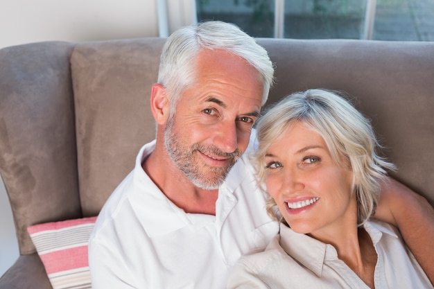 Retrato de primer plano de una pareja madura relajada feliz