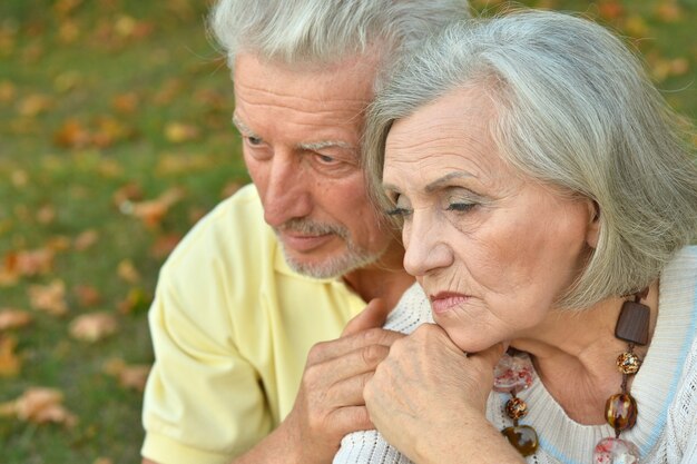 Retrato de primer plano de la pareja senior pensativa al aire libre