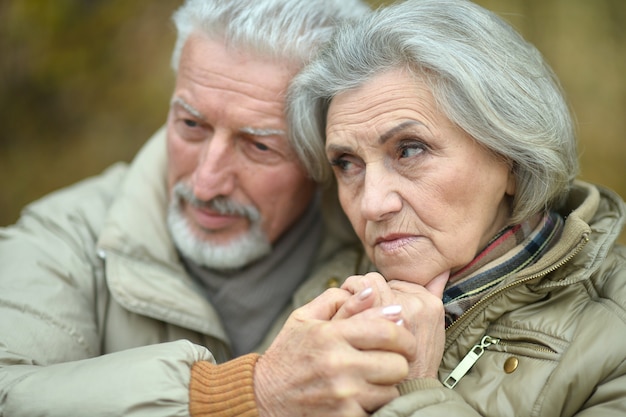 Retrato de primer plano de la pareja senior pensativa al aire libre