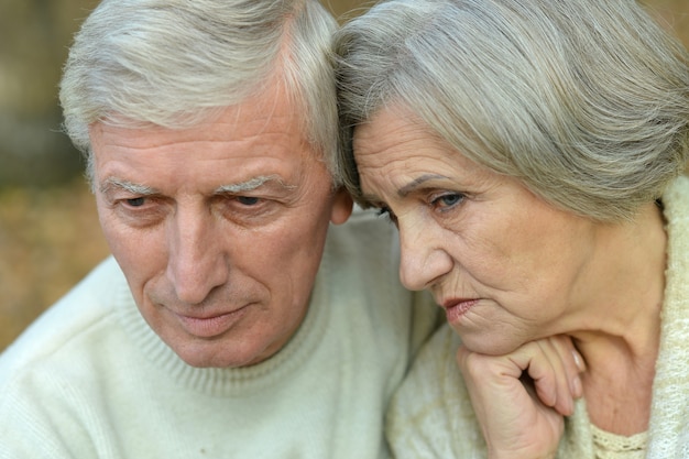 Retrato de primer plano de una pareja senior triste