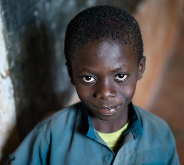 Retrato de primer plano del retrato de un niño negro africano dentro del aula de la escuela foto de alta calidad