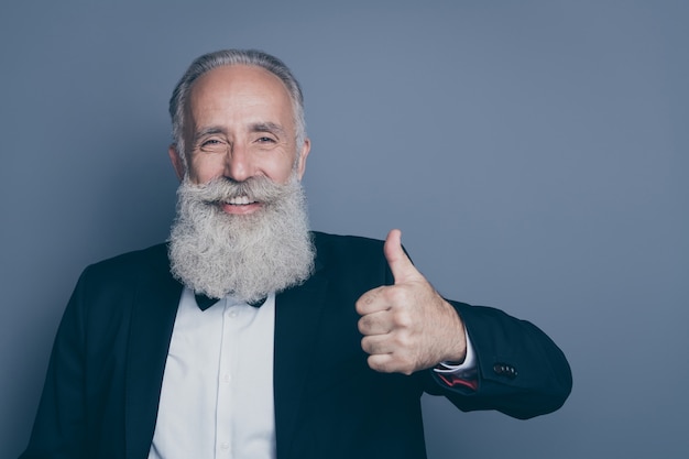 Retrato de primer plano de su él agradable atractivo elegante elegante de moda alegre alegre hombre canoso que muestra la solución de anuncio publicitario aislado sobre fondo de color gris oscuro pastel