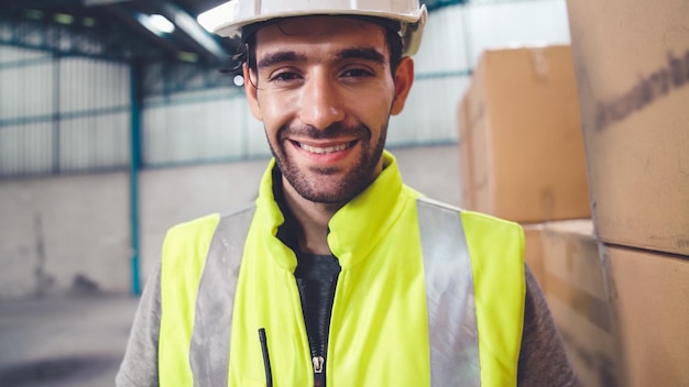 Retrato de primer plano de trabajador profesional de la industria en la fábrica o almacén Operador de línea de producción o ingeniería mirando a la cámara