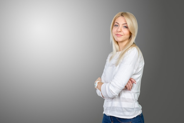 Retrato del primer de la sonrisa joven linda de la mujer de negocios