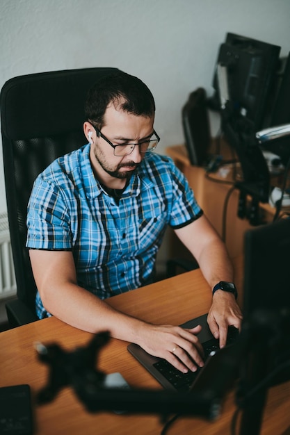 Retrato profesional hombre programador trabajando concentrado en computadora en diversas oficinas Tecnologías informáticas modernas desarrollo de programas de inteligencia artificial aplicaciones y concepto de videojuegos