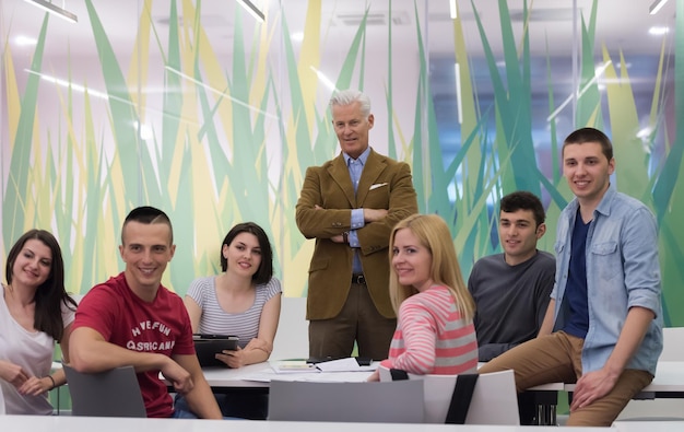 retrato de profesor confiado, grupo de estudiantes en segundo plano