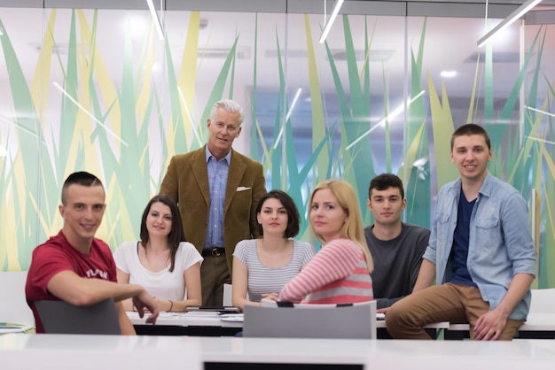 retrato de profesor confiado, grupo de estudiantes en segundo plano