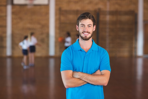 Retrato de profesor de deportes en cancha de baloncesto