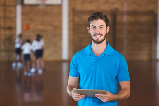 Retrato de profesor de deportes con tableta digital