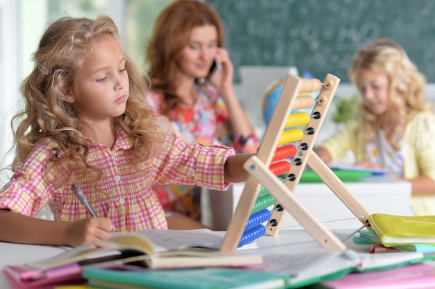 Retrato, de, profesor, con, dos niñas, en, lección