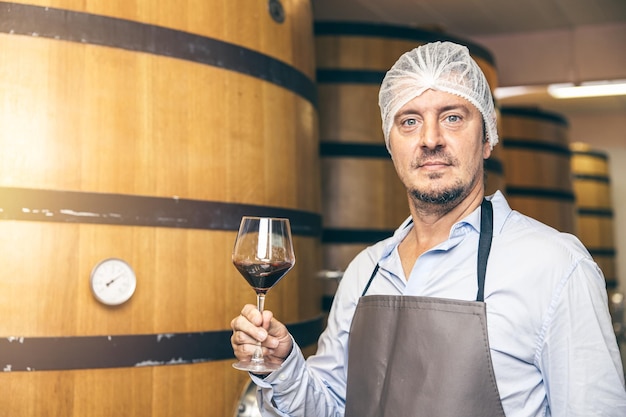 Foto retrato profissional especialista em vinho trabalhador sênior trabalho verificação de controle de qualidade na fábrica de vinícolas