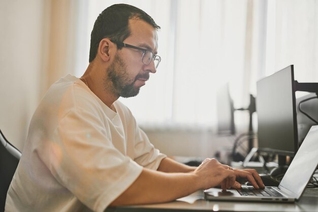 Retrato de un programador profesional que trabaja concentrado en computadoras en diversas oficinas Tecnologías informáticas modernas Desarrollo de programas de inteligencia artificial Aplicaciones y concepto de videojuegos