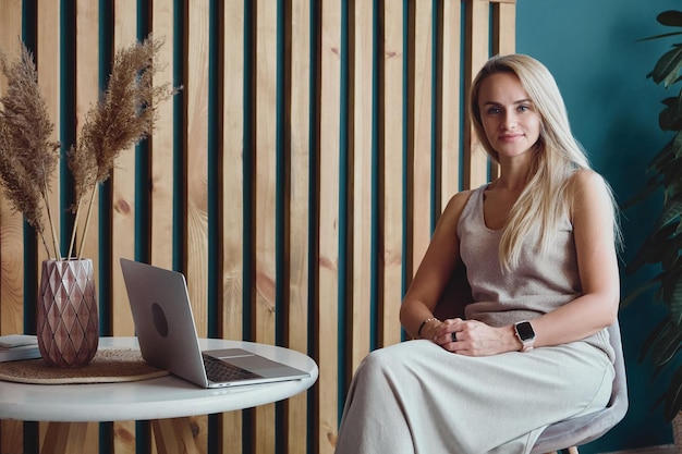 Retrato de una psicóloga o entrenadora en el lugar de trabajo