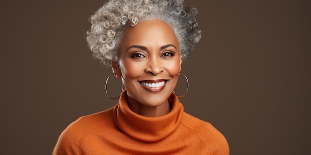 Retrato psicológico de uma linda e confiante mulher afro-americana de 50 anos Mulher de meia idade com um penteado curto e grisalho olhando para a câmera