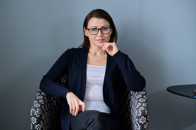 Foto retrato de psicólogo profesional de mujer de mediana edad en la oficina, especialista mirando a la cámara. psicoterapia, psicología, terapia, asesoramiento, concepto de salud mental