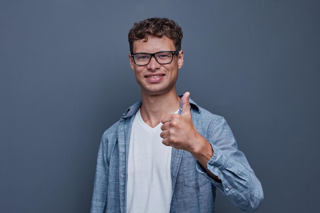 Foto retrato y pulgares hacia arriba para el éxito de pie aislado en un fondo gris transparente