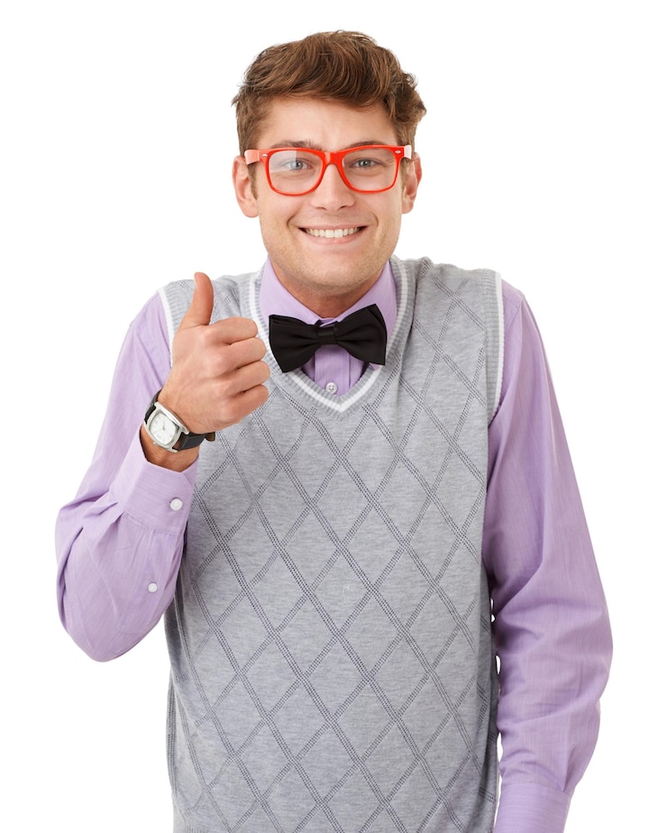 Foto retrato pulgares hacia arriba y gafas con hombre nerd en el estudio aislado sobre fondo blanco para el acuerdo sonríe sí o como con feliz y seguro joven geek en gafas para el apoyo de éxito o gracias