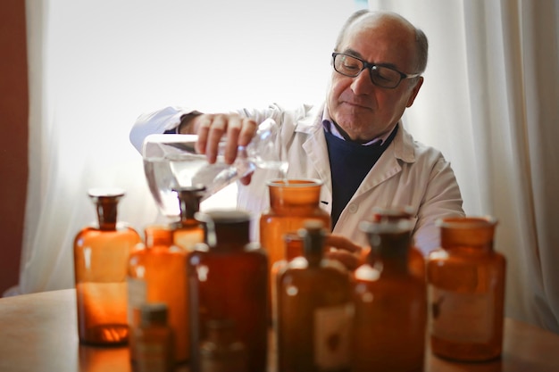 retrato de químico en su laboratorio