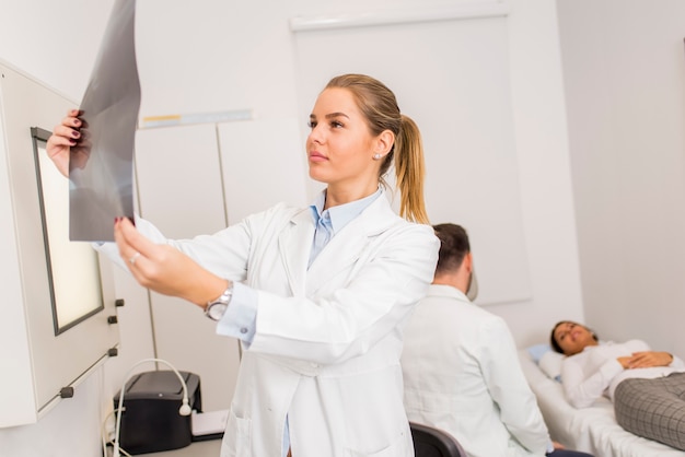 Retrato del radiólogo lokking en rayos x en un laboratorio médico de la clínica