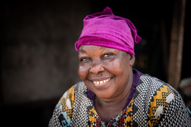 Retrato real de idosa negra africana