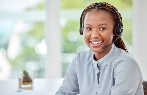 Retrato de una recepcionista consultora de atención al cliente negra o agente de un centro de llamadas con auriculares Experta feliz y empleada profesional que trabaja en comercio electrónico en una empresa de telemarketing