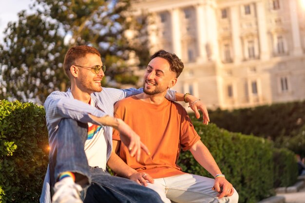 Retrato de recién casados homosexuales sentados en el parque al atardecer en un parque de la ciudad Concepto de diversidad y lgbt