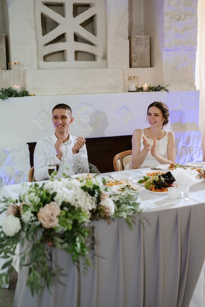 Foto retrato de los recién casados en el presidium