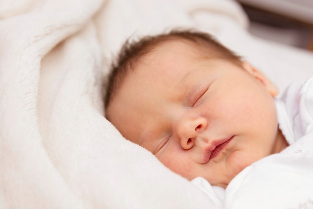 Retrato recién nacido del bebé que duerme, cara cercana con el espacio de la copia. Hora de acostarse, cuidado del recién nacido.