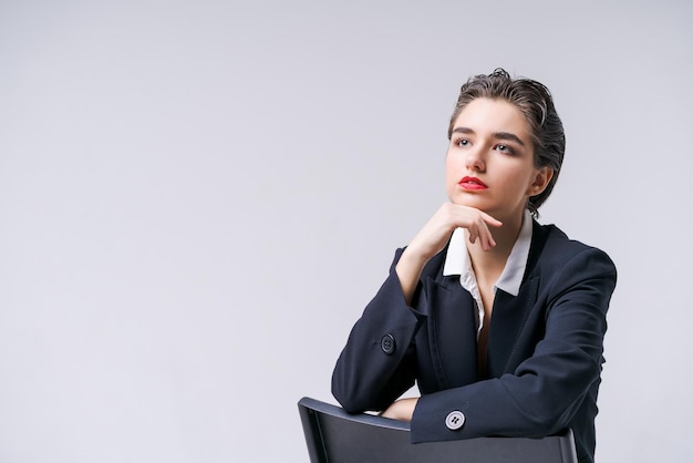 Foto retrato recortado caucásico exitoso ceo confiado mujer joven en ropa formal